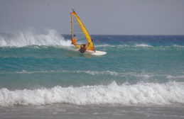 Sport: Kleine Wellen am Strand von Sotavento im Süden Fuerteventuras